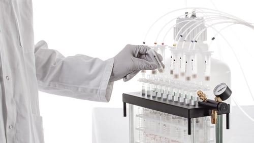 Biotage-EVOLUTE-PFAS-VacMaster20-Waste-Carboy-ActionShot3