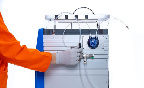 Biotage-Isolera-LS-side-view-scientsit-operating