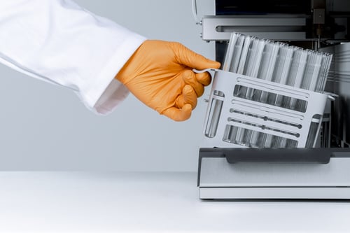 Biotage-Selekt-putting-in-rack