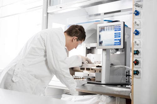 biotage-extrahera-classic-scientist-inserting-plate