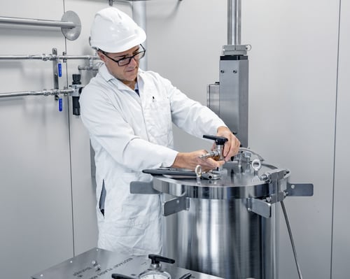 biotage-flash-400-scientistputting-on-lid