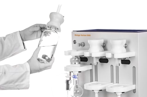 biotage-horizon-5000-closeup-scientist-holding-bottle