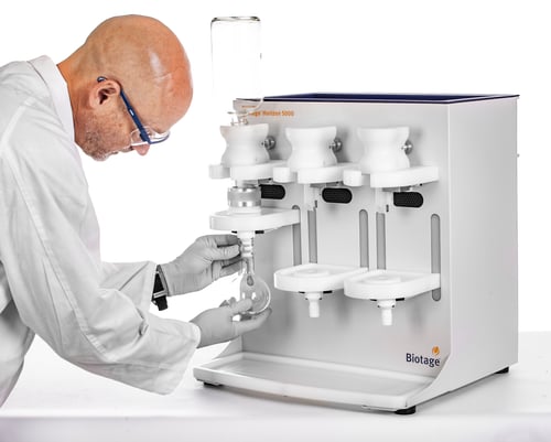 biotage-horizon-5000-scientist-preparing-instrument