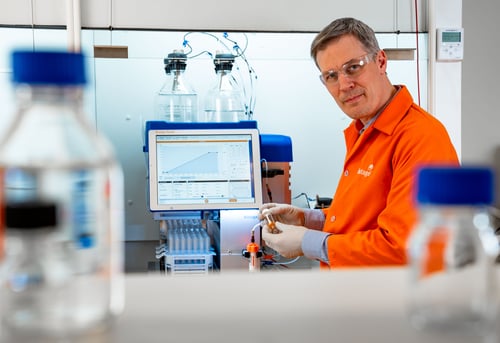 biotage-selekt-elsd-lab-scientist-blurry-foreground