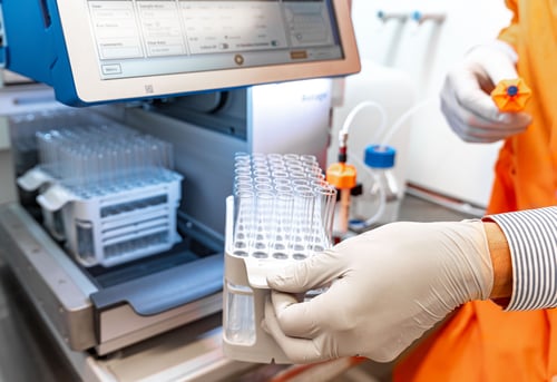 biotage-selekt-elsd-scientist-holding-rack