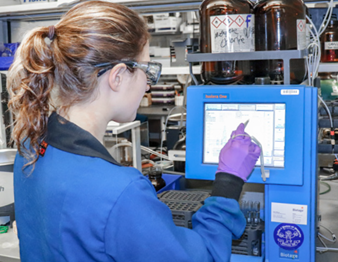 biotage-pps545-figure2-Nicole-Behnke-at-workstation