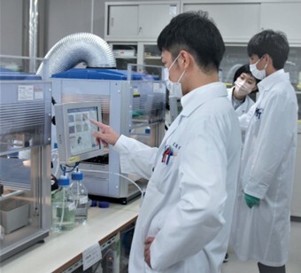 biotage-pps695-figure3-Dr.-Shimizu-operating-Biotage®-ExtraheraTM