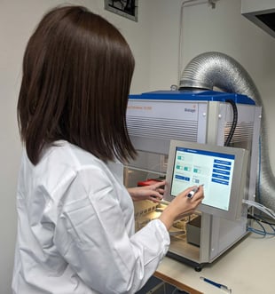 biotage-pps754-figure2-operator-running-biotage-extrahera-lv-200-system-fuji-pharma